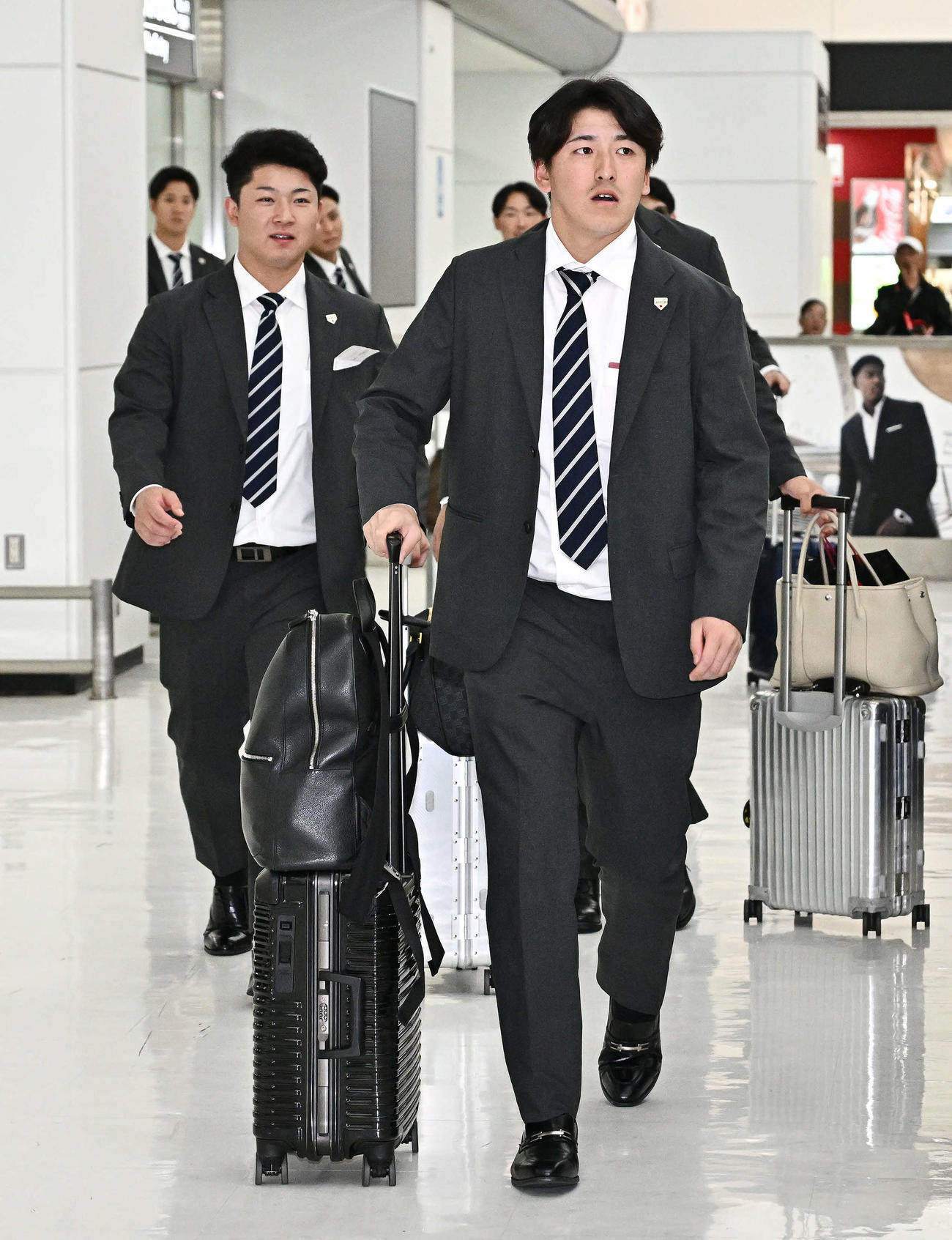帰国した隅田（手前）、古賀ら選手たち（撮影・滝沢徹郎）
