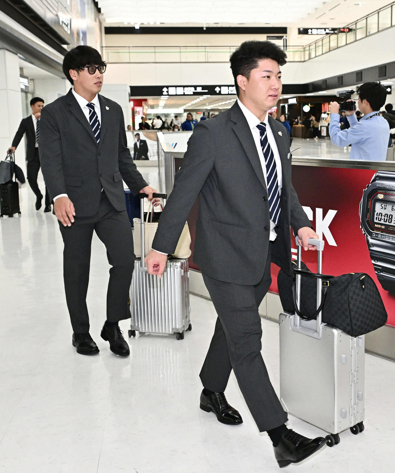 帰国した古賀（右）と藤平（撮影・滝沢徹郎）