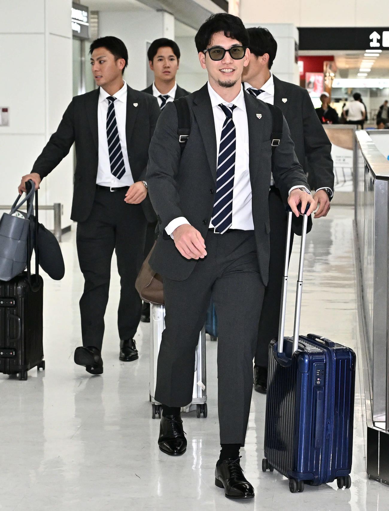 帰国した栗原（手前）ら選手たち（撮影・滝沢徹郎）