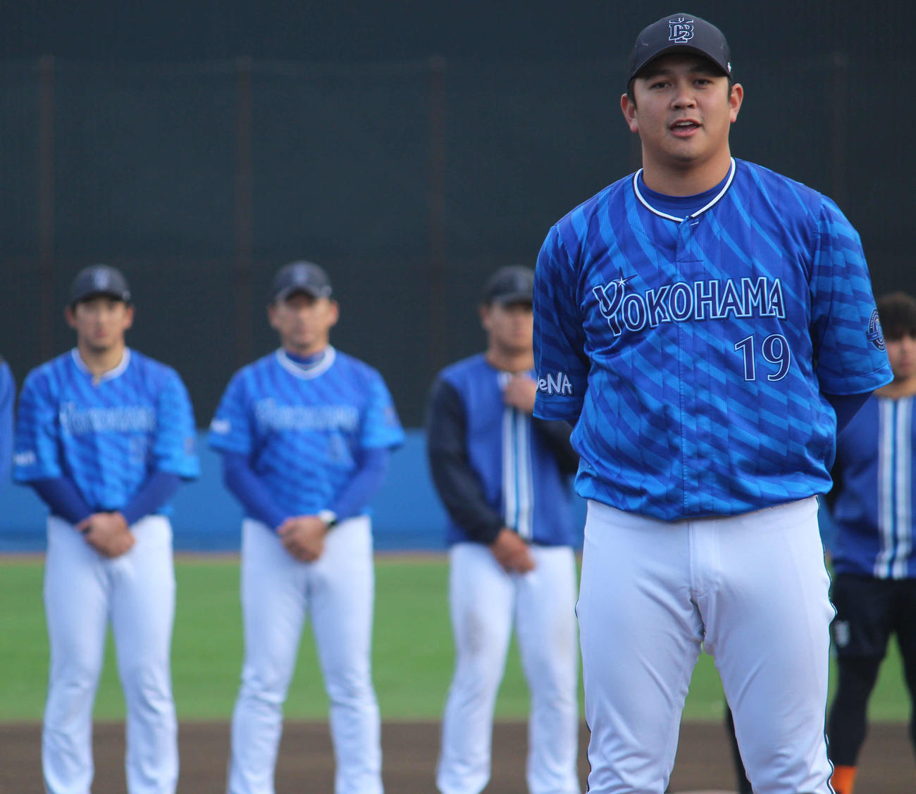 秋季トレーニング最終日に手締めするDeNA山崎。左端は山本、2人目は三浦監督（撮影・久保賢吾）