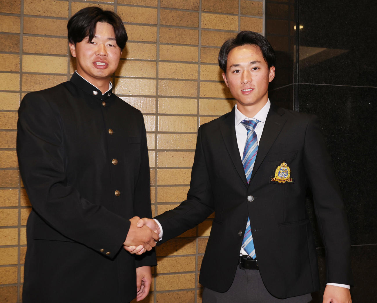 開会式を終え健闘を誓いあう早大・印出主将（左）と青学大・佐々木主将（撮影・野上伸悟）