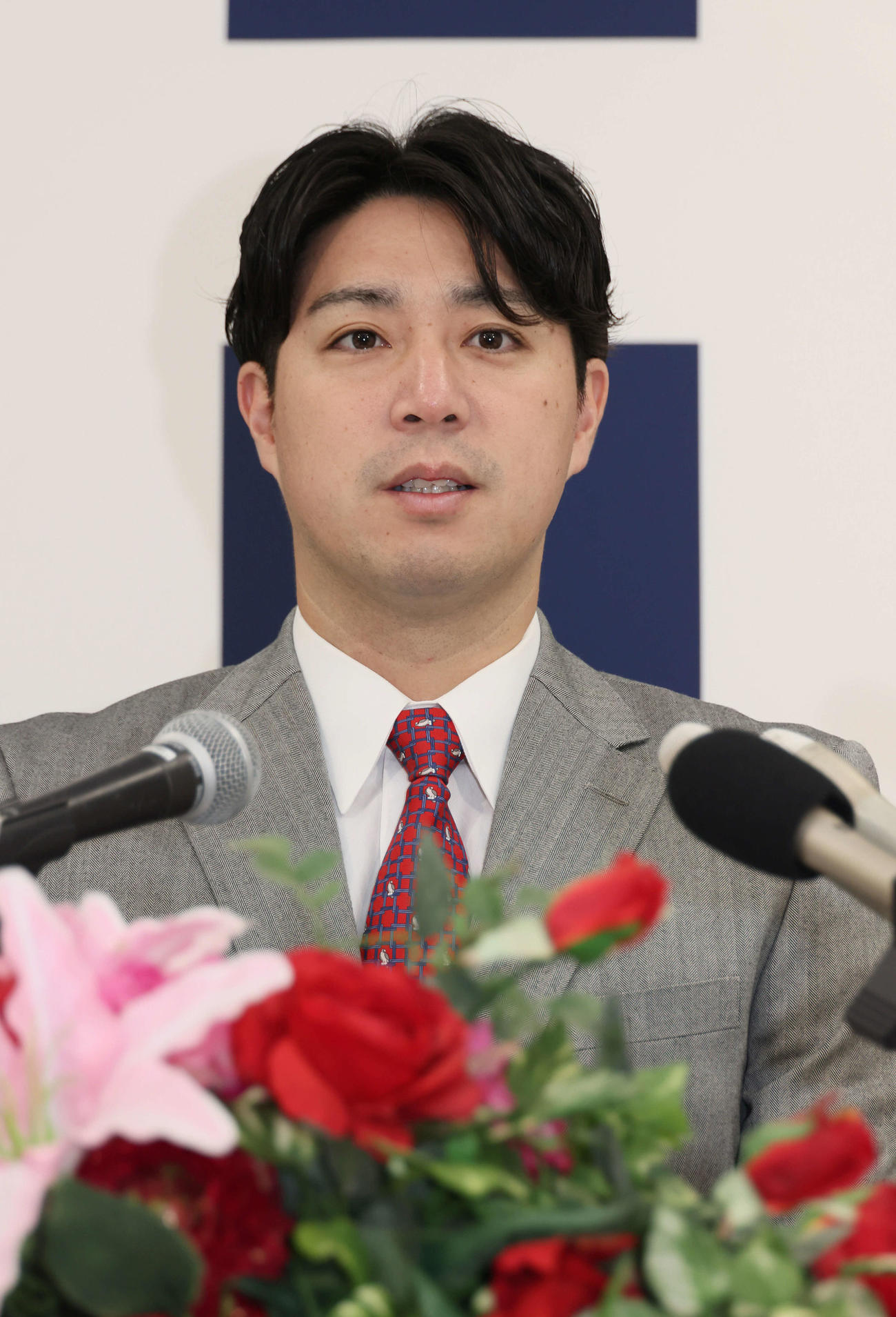 広島の投手コーチ就任が決まり、会見する野村（撮影・加藤孝規）