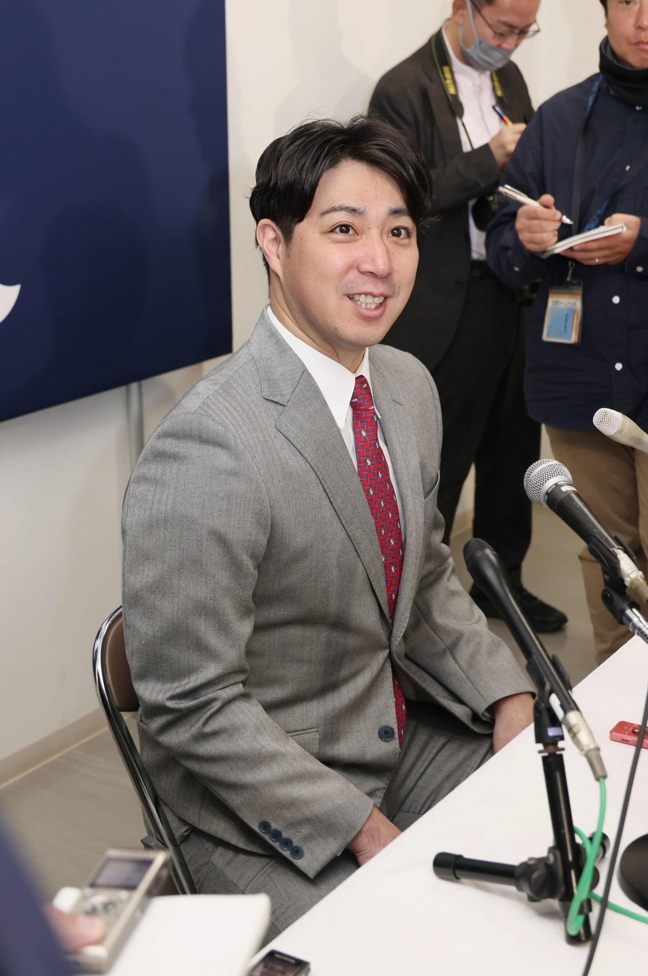 広島の投手コーチ就任会見後、囲み取材に応じる野村（撮影・加藤孝規）