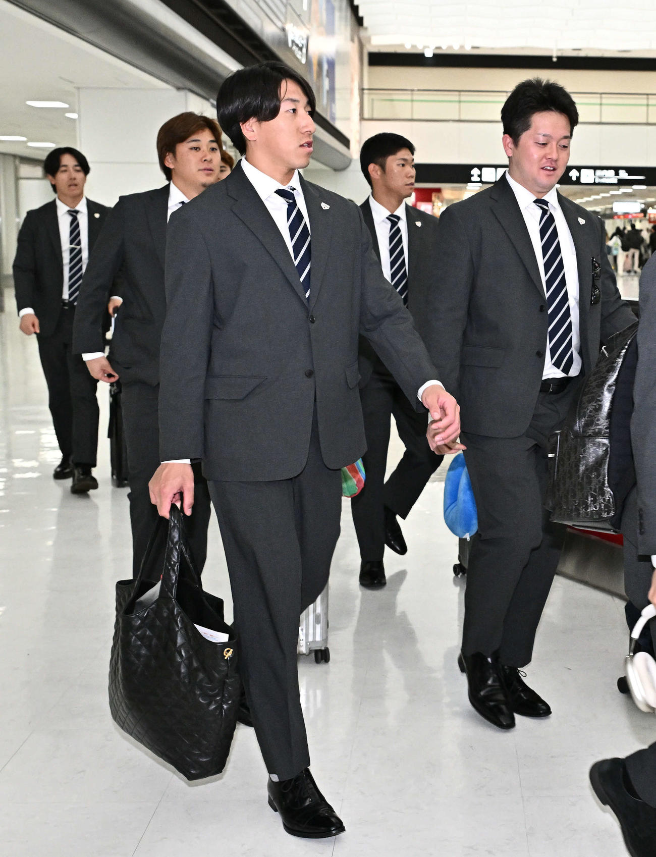帰国した大勢（手前左）、牧（同右）ら選手たち（撮影・滝沢徹郎）