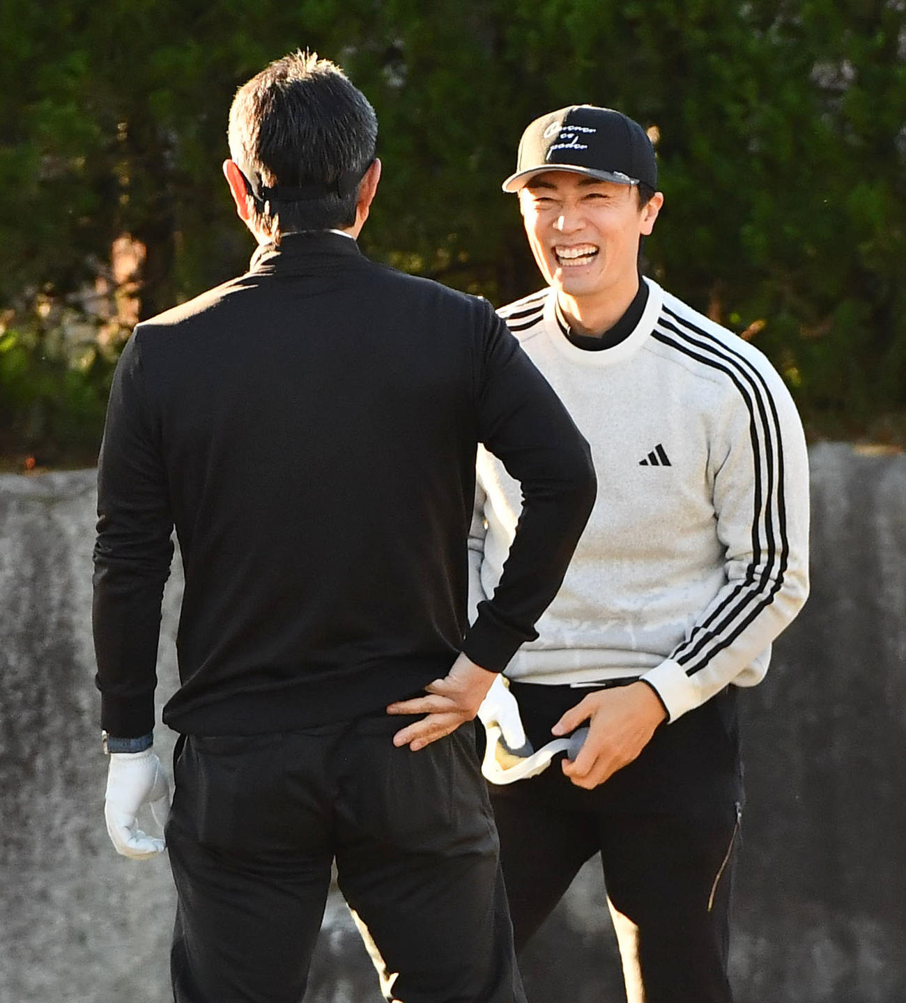 ソフトバンク球団納会ゴルフで小久保監督（左）と談笑する和田氏（撮影・岩下翔太）