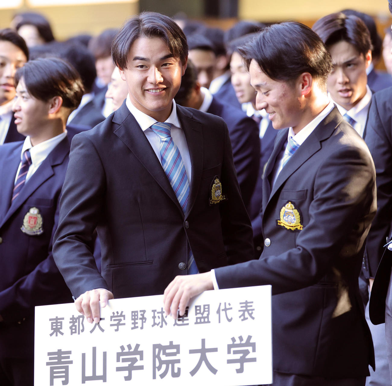 明治神宮大会の開会式で笑顔を見せる青学大・西川（左）と佐々木主将（撮影・野上伸悟）