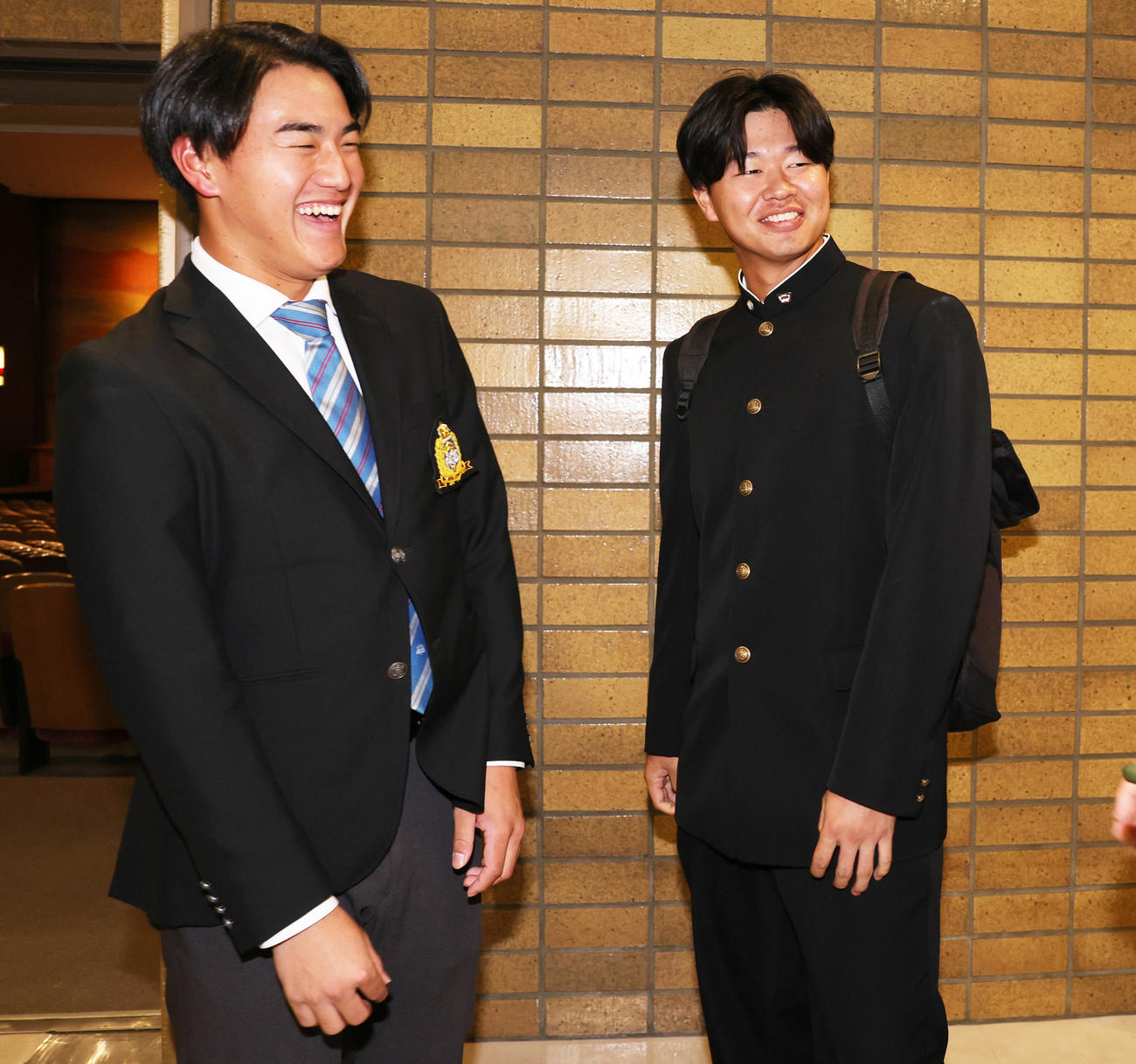開会式を終え談笑する青学大・西川（左）と早大・印出主将（撮影・野上伸悟）