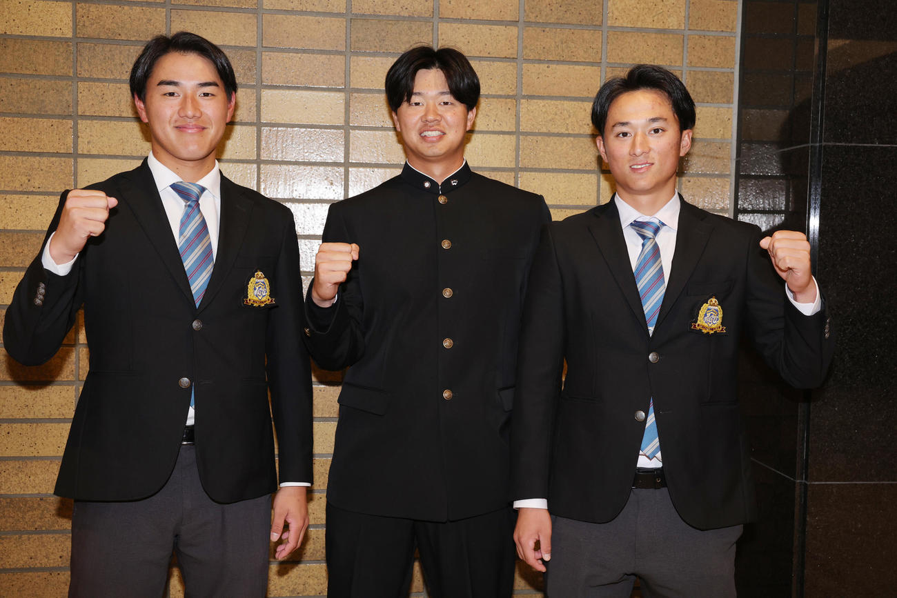 開会式を終え健闘を誓いあう、左から青学大・西川、早大・印出主将、青学大・佐々木主将（撮影・野上伸悟）