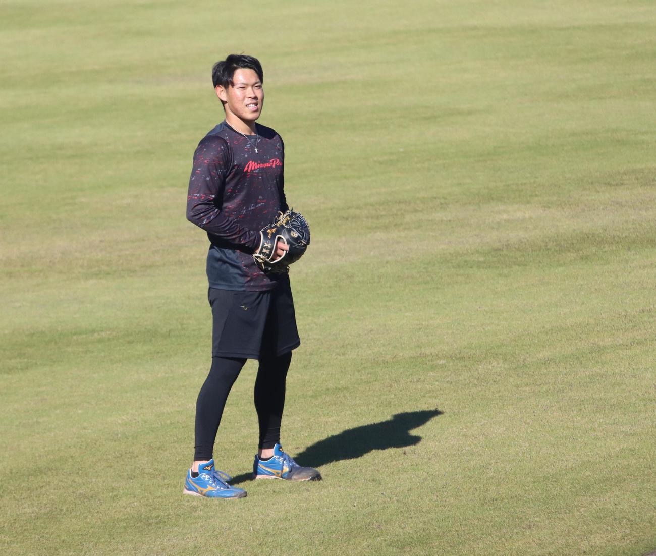 立ち姿勢を意識しながらキャッチボールする日本ハム根本（撮影・永野高輔）