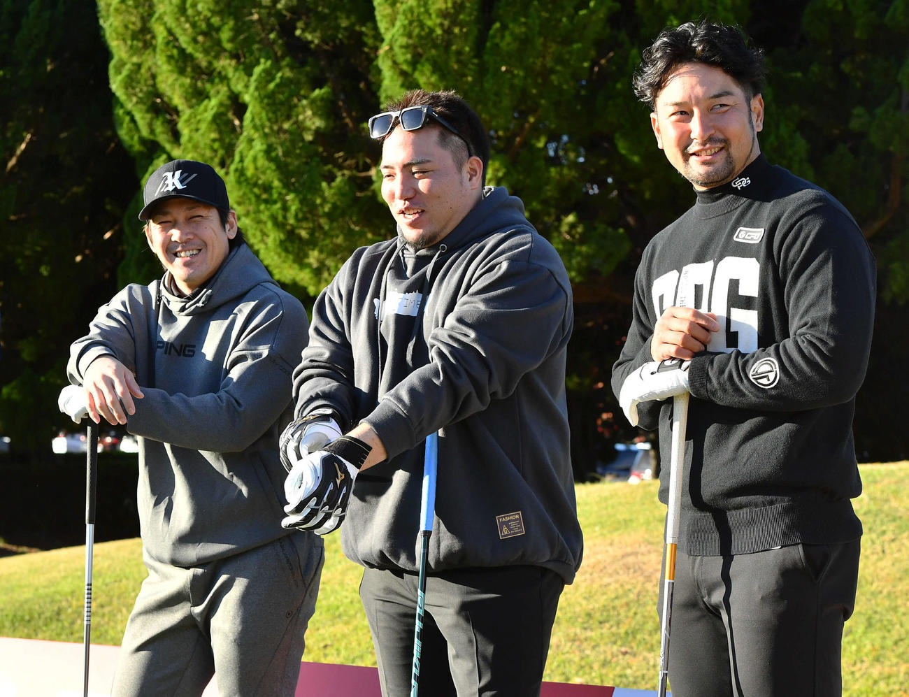 球団納会ゴルフのティーオフ前に笑顔を見せる、左から甲斐、山川、嶺井（撮影・岩下翔太）
