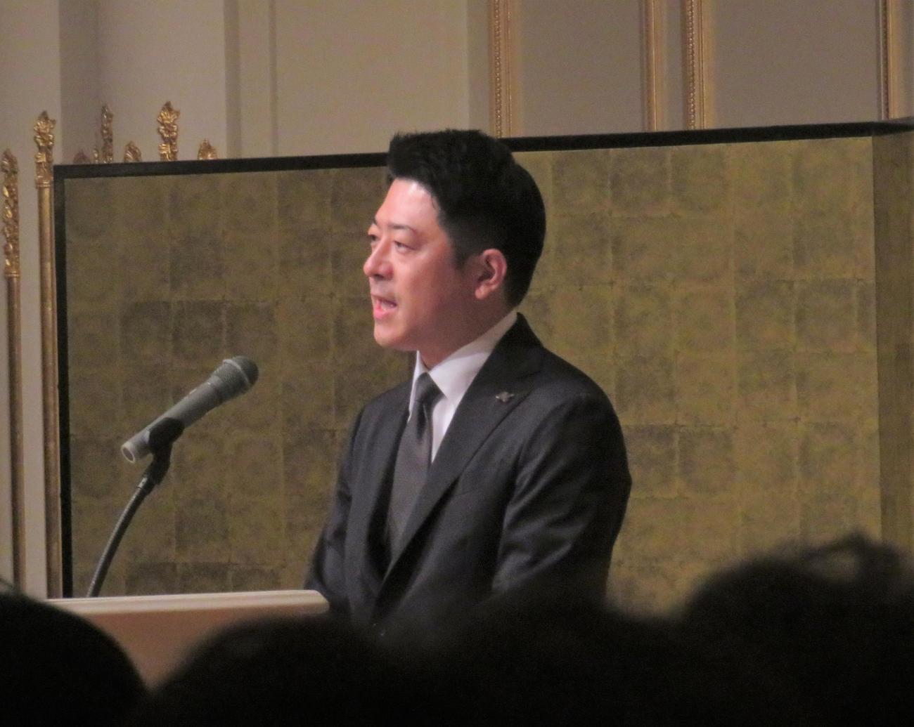 「千葉ロッテマリーンズかもめ会会員の集い」であいさつした高坂球団社長（撮影・星夏穂）
