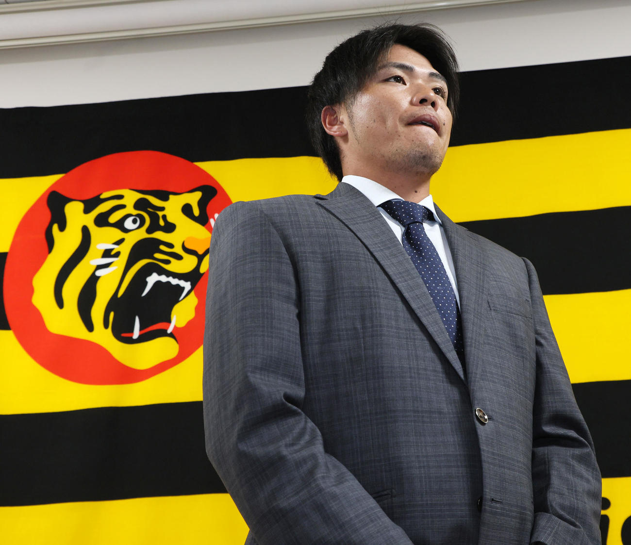 契約更改を終えた小野寺は、来季の外野専念に向け意欲を語る（撮影・加藤哉）