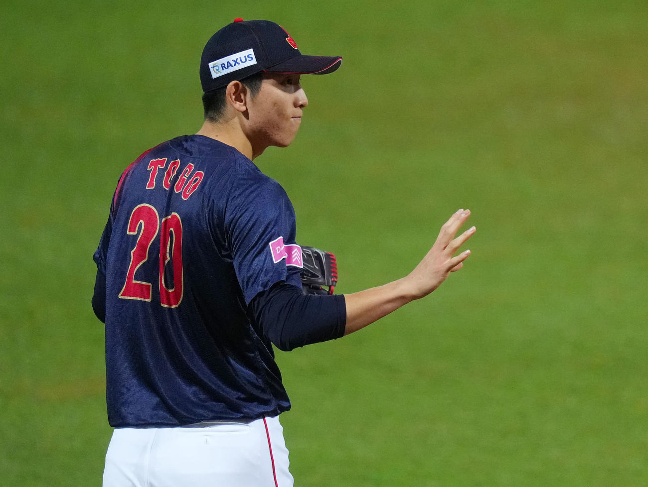 18日ドミニカ戦の1回裏、失点し肩を落とす戸郷