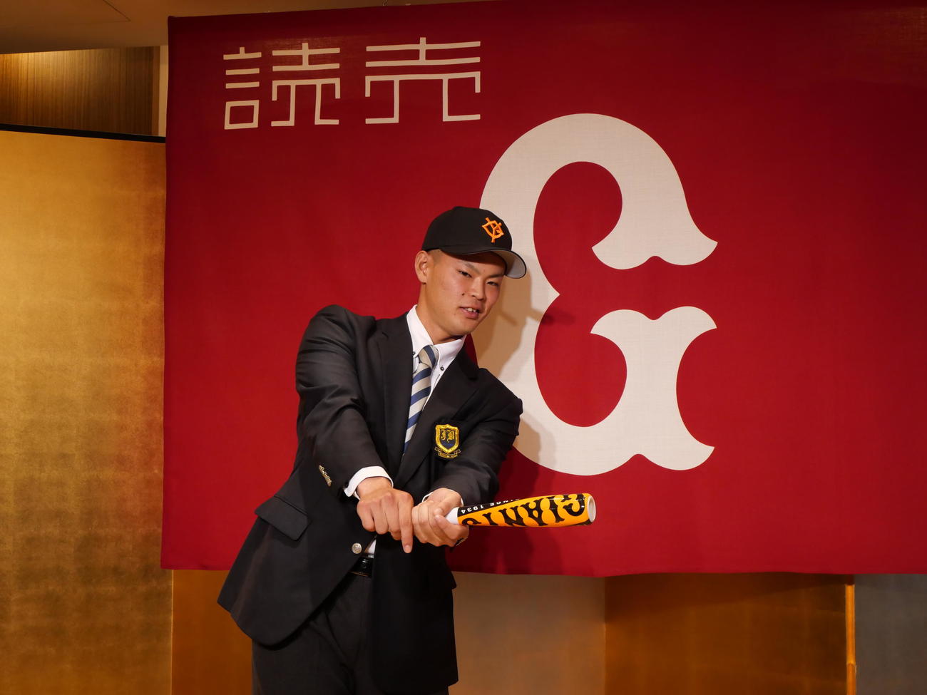 仮契約の会見後、スイングのポーズをする巨人ドラフト3位の上武大・荒巻（撮影・上田悠太）