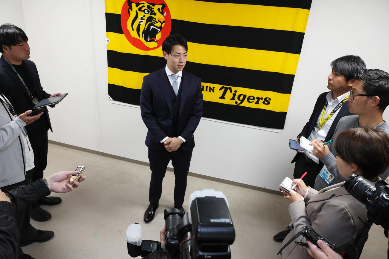 契約更改を終え記者の質問に答える下村（撮影・加藤哉）