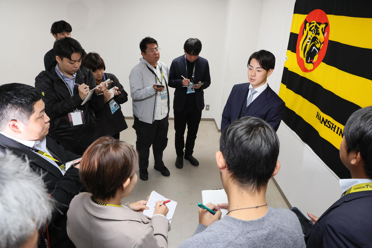 契約更改を終え記者の質問に答える下村（撮影・加藤哉）