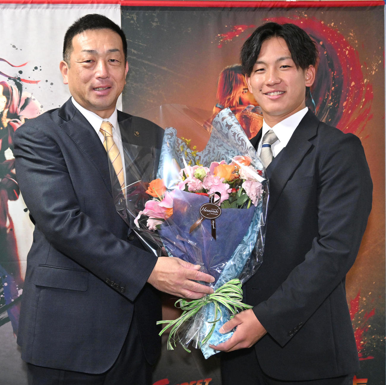 亀田忠彦橿原市長（左）を表敬訪問する阪神伊原陵人（撮影・石井愛子）