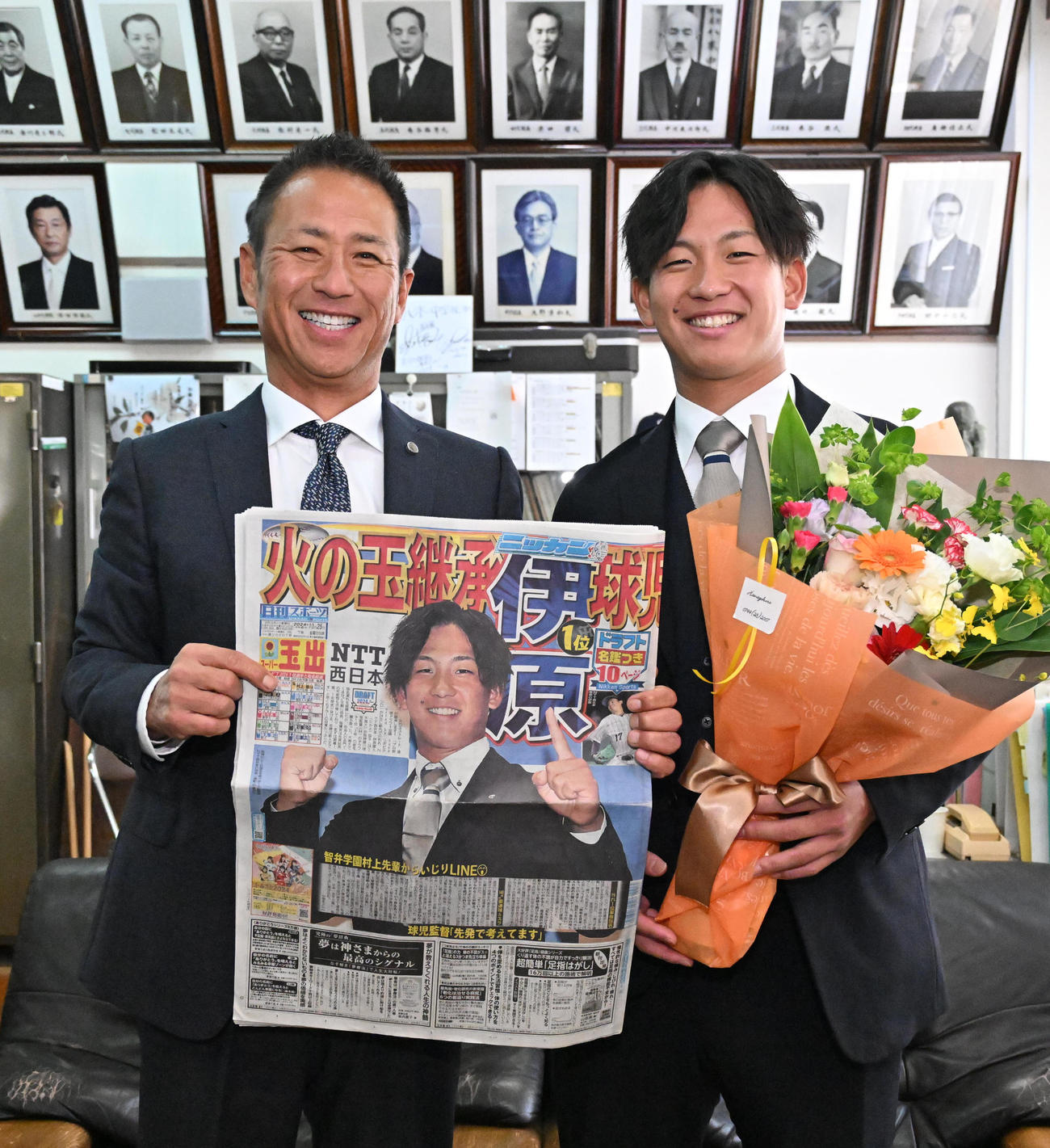 本紙を手にした八木中学校校長で元野球部監督の河内氏（左）と笑顔を見せる伊原（撮影・石井愛子）