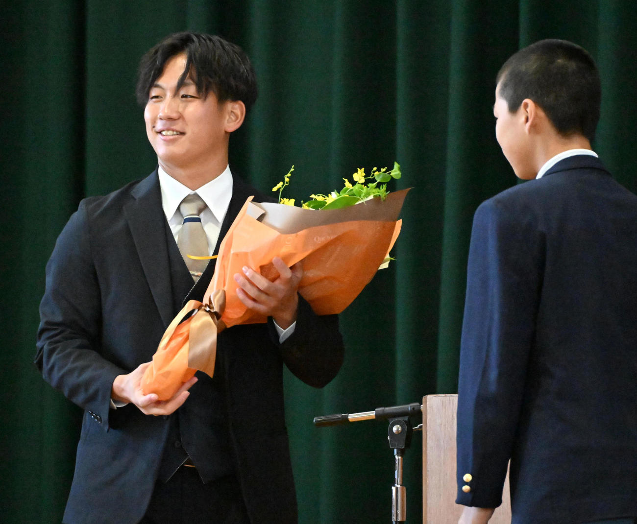 生徒会長（右）から花束を受け取る伊原（撮影・石井愛子）