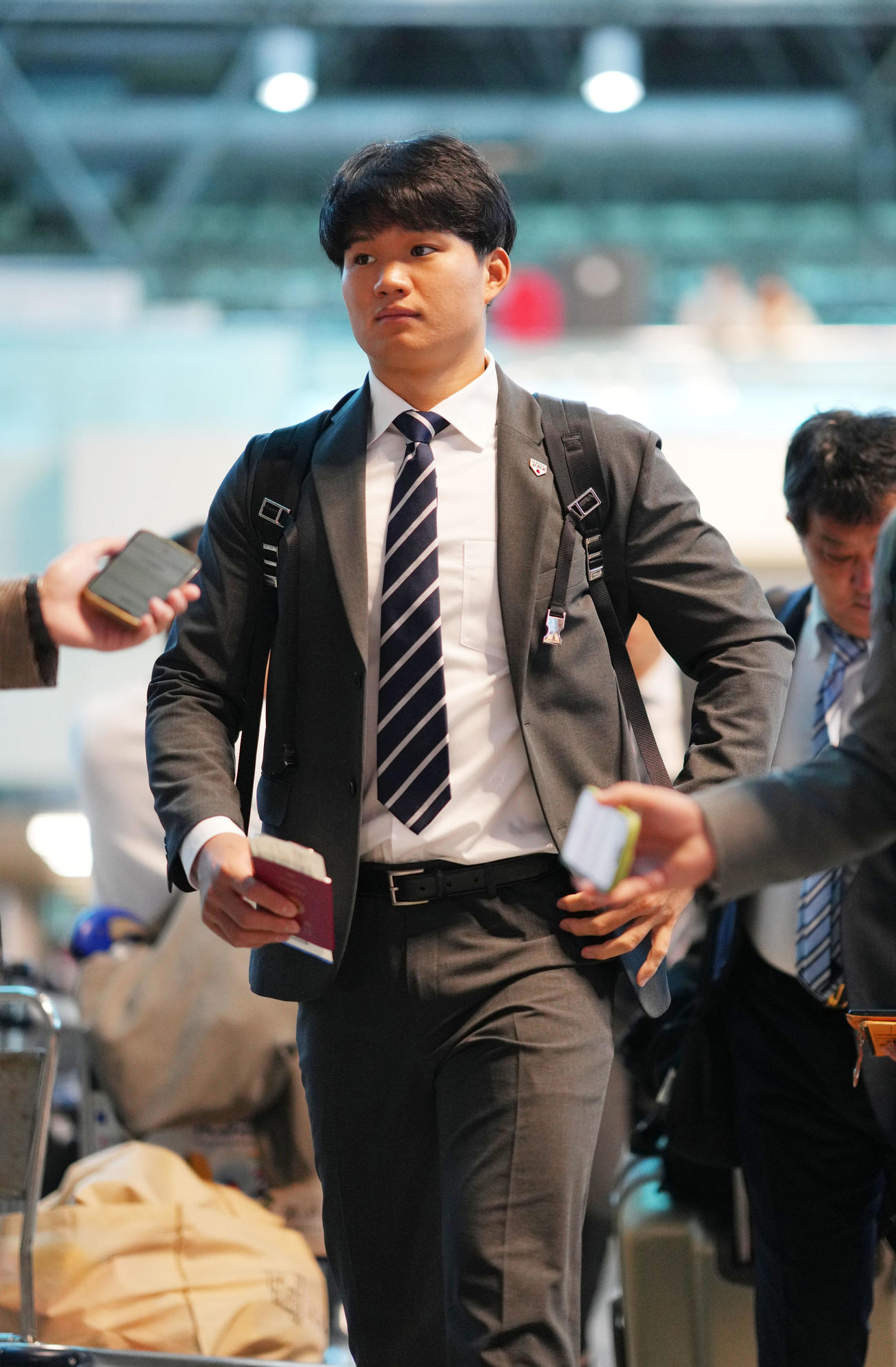 台湾の桃園空港から日本へ向かう森下（撮影・横山健太）