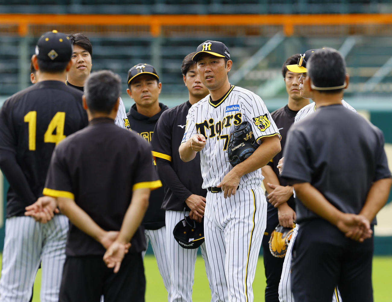 10月22日、円陣で話しをする金村コーチ