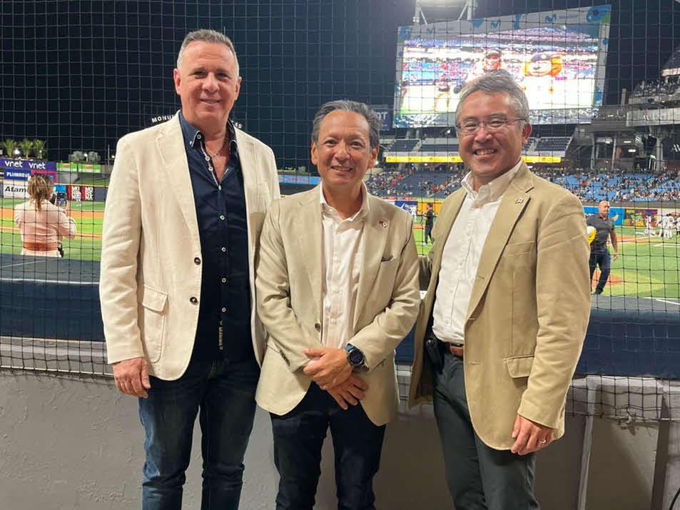 左からベネズエラ・ウインターリーグのパルサミーノ会長、ジャパンブリーズのエルビン宮坂CFOら（提供写真）