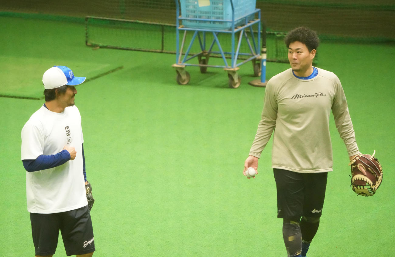 キャッチボール後、祖父江と話しをする木下（右）（撮影・森本幸一）