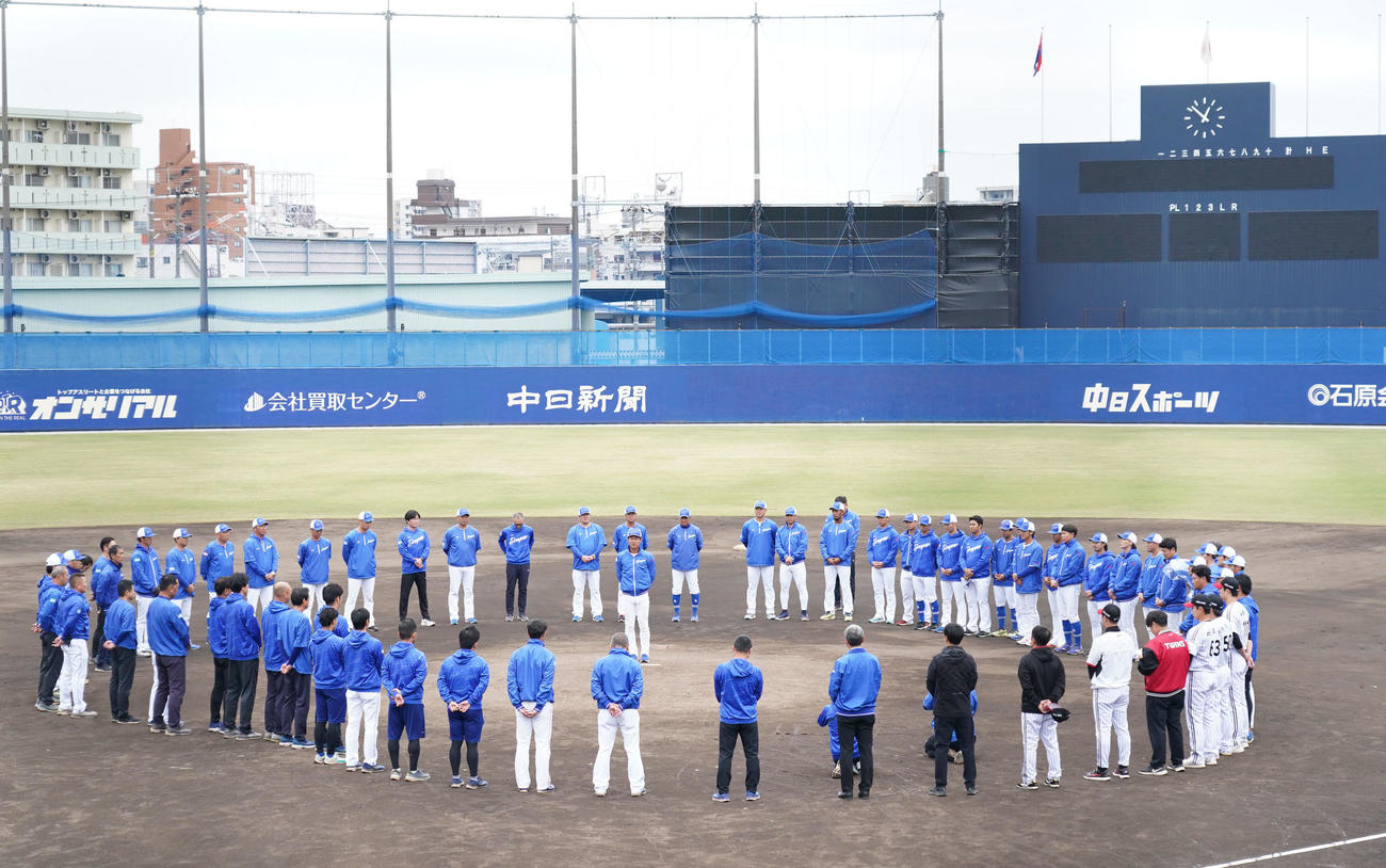 キャンプ打ち上げ、円陣中央で手締めの音頭を取る浜（撮影・森本幸一）