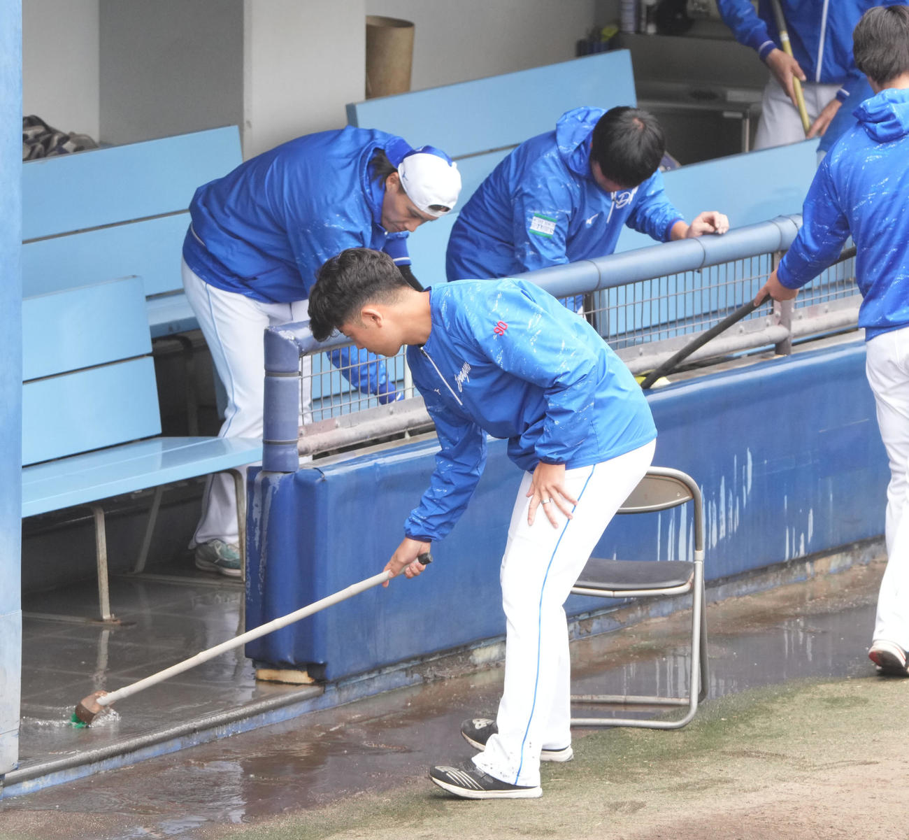 練習終了後、球場施設内の大掃除を行う松山（左から2人目）ら中日ナイン（撮影・森本幸一）