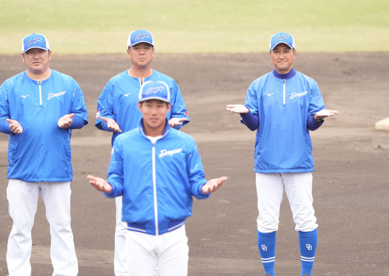 キャンプ打ち上げ、手締めをする落合2軍監督（右）（撮影・森本幸一）