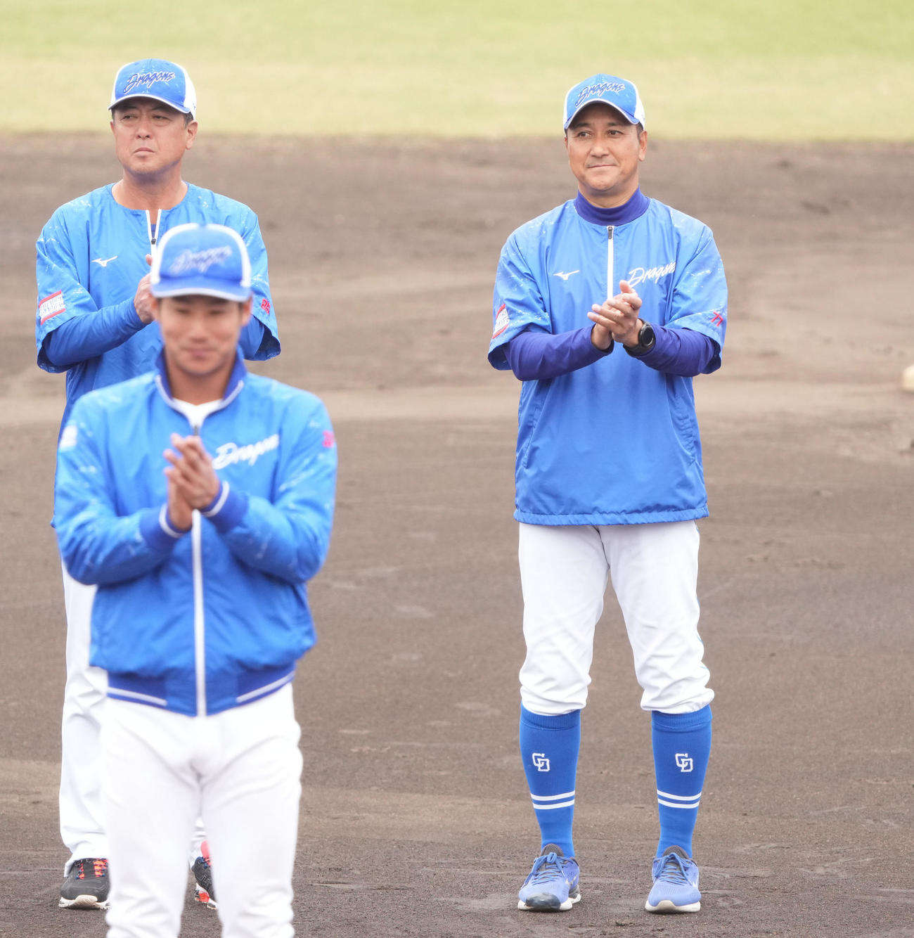 キャンプ打ち上げ、手締めをする落合2軍監督（右）（撮影・森本幸一）