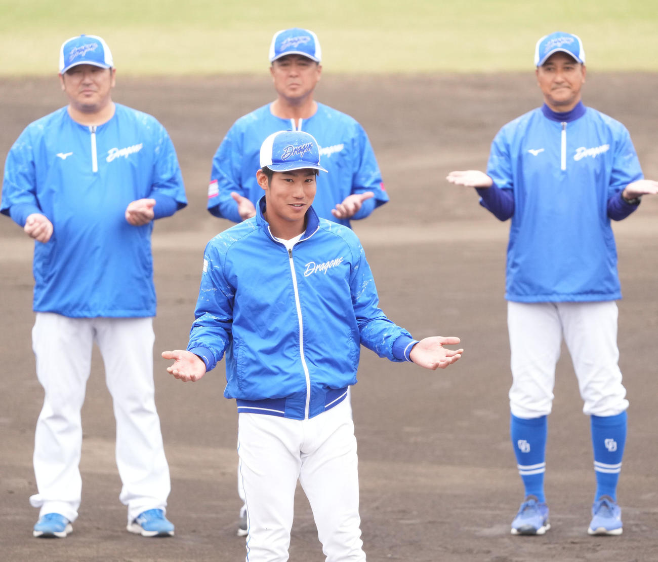 キャンプ打ち上げ、円陣中央で手締めの音頭を取る浜（手前）（撮影・森本幸一）