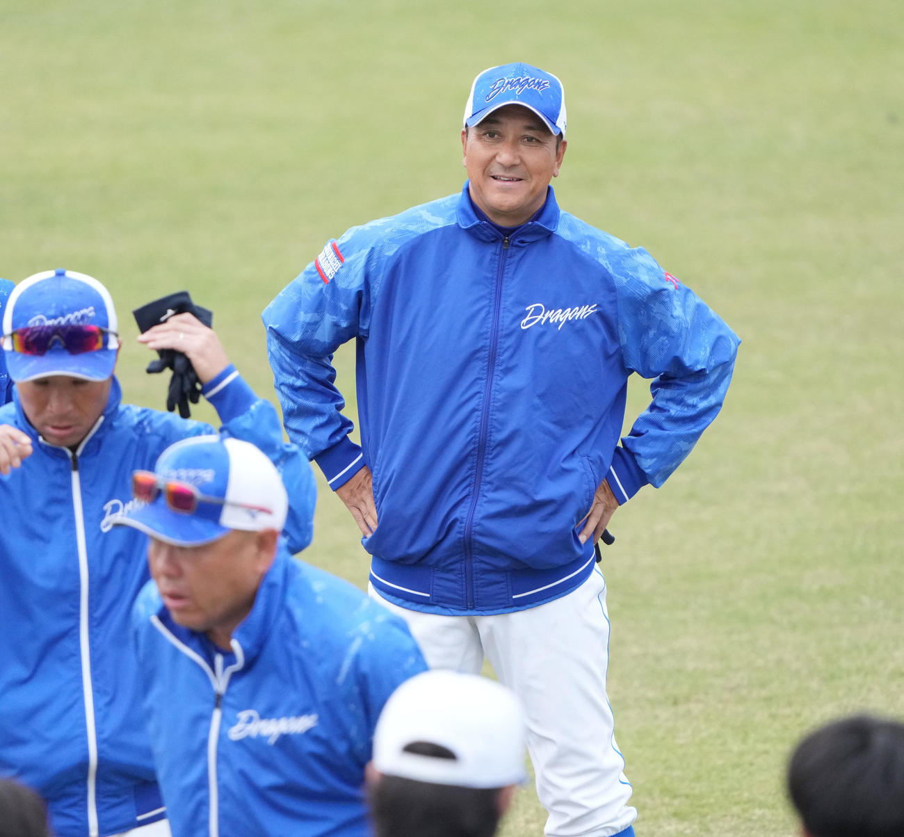 練習を見つめる落合2軍監督（右）（撮影・森本幸一）