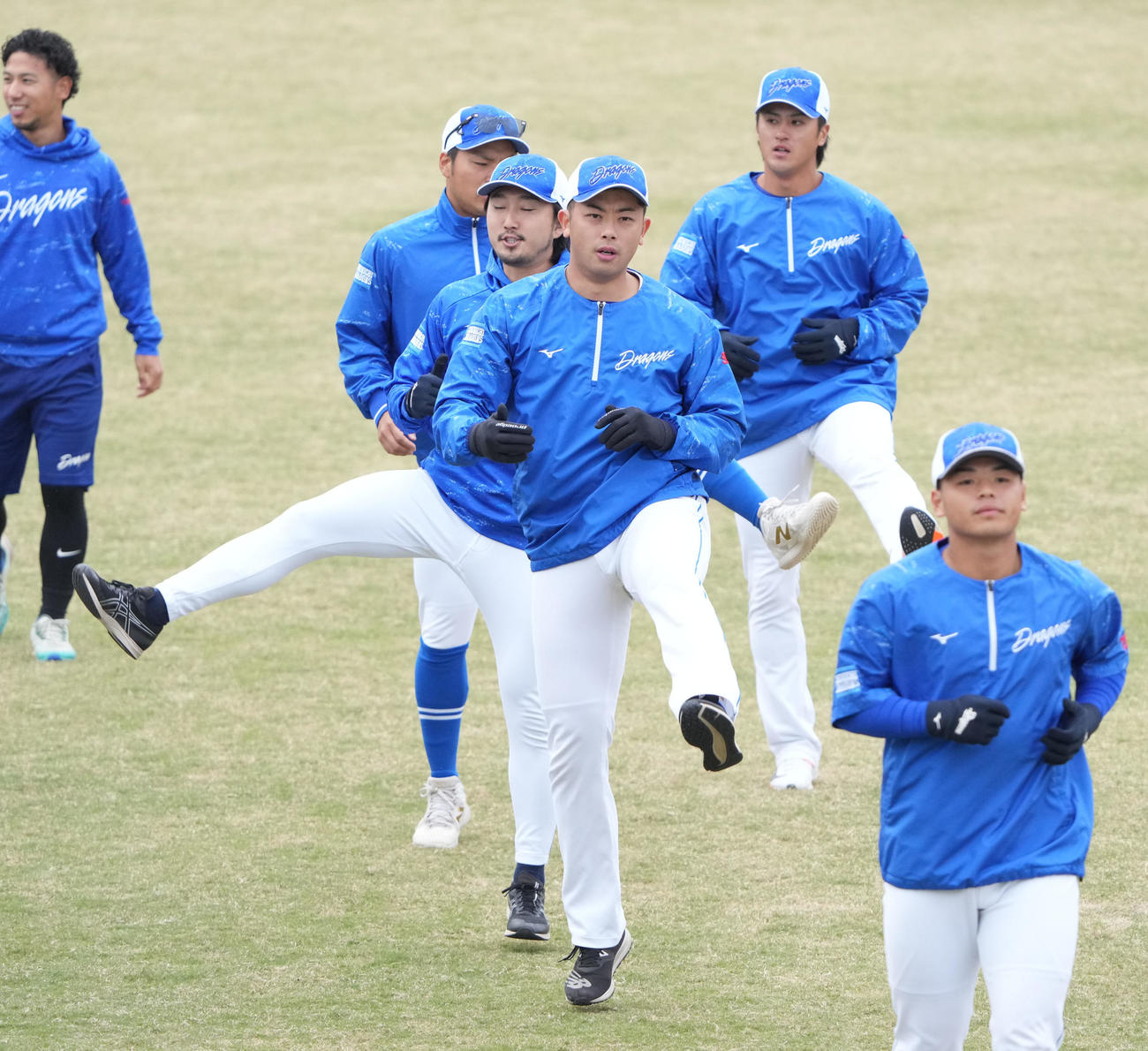 体をほぐす松山（中央）（撮影・森本幸一）