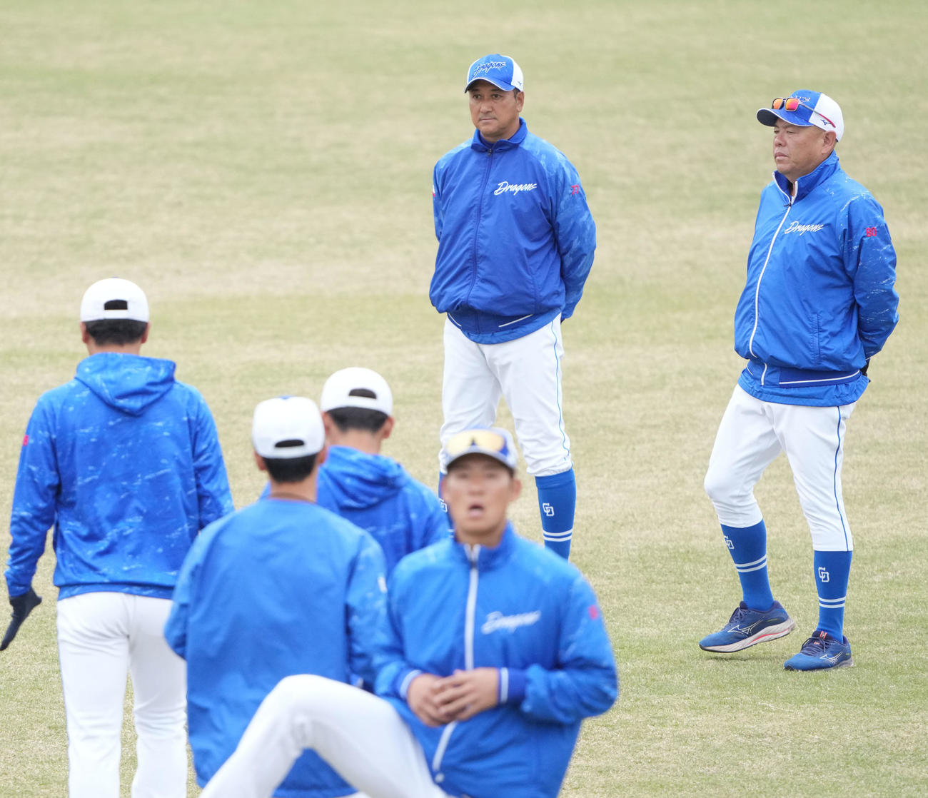 練習を見つめる落合2軍監督（右から2人目）（撮影・森本幸一）