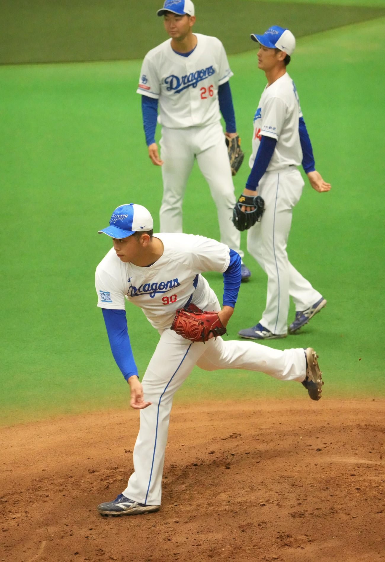 ノックを受ける松山（左）（撮影・森本幸一）