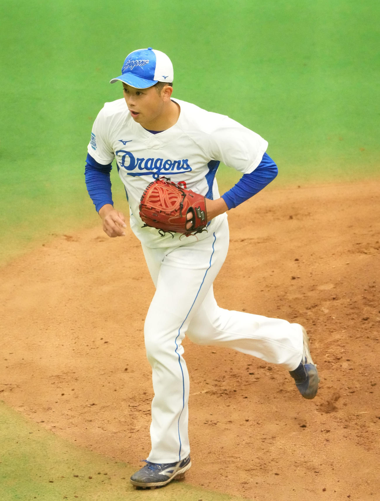ノックを受ける松山（撮影・森本幸一）