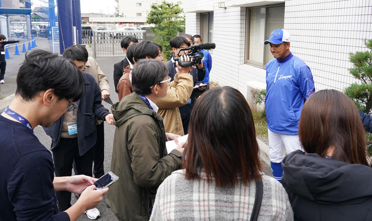 取材に応じる落合2軍監督（右）（撮影・森本幸一）