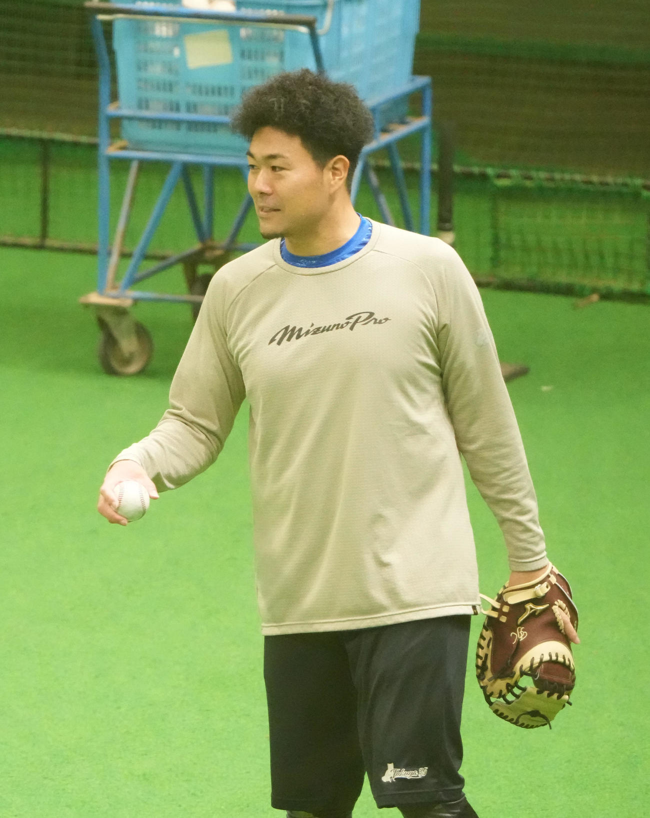 キャッチボール後、祖父江と話しをする木下（撮影・森本幸一）