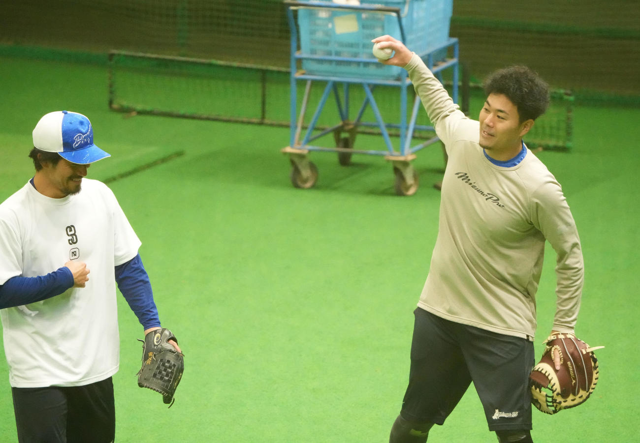キャッチボール後、祖父江と話しをする木下（右）（撮影・森本幸一）