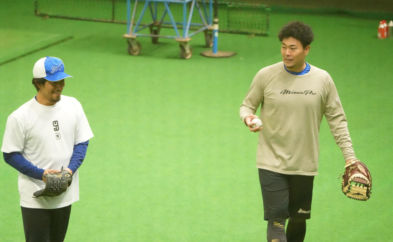 キャッチボール後、祖父江と話しをする木下（右）（撮影・森本幸一）