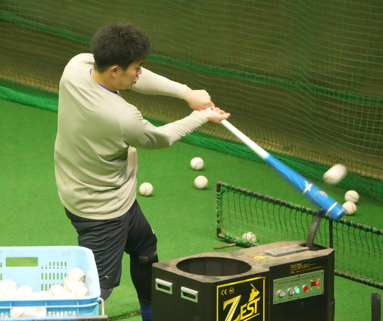 ティー打撃練習をする木下（撮影・森本幸一）