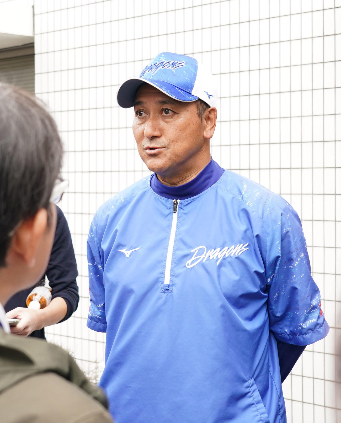 取材に応じる落合2軍監督（撮影・森本幸一）