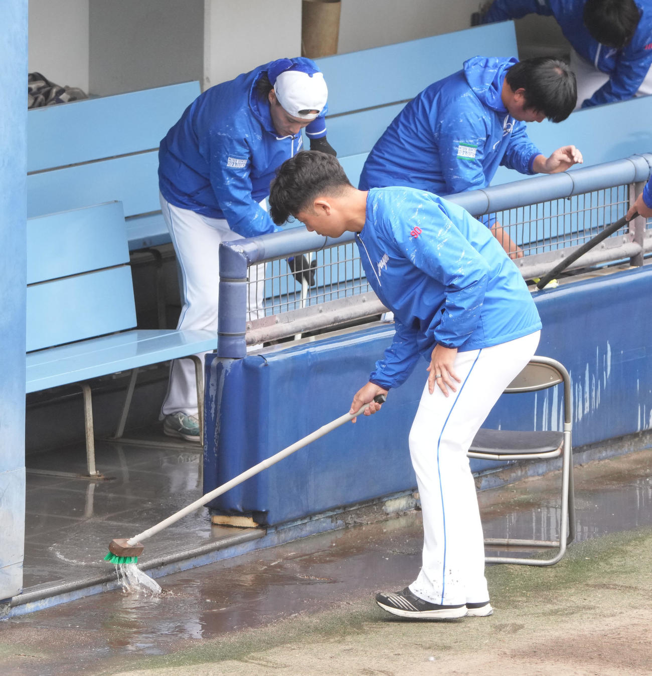 練習終了後、球場施設内の大掃除を行う松山（左から2人目）ら中日ナイン（撮影・森本幸一）