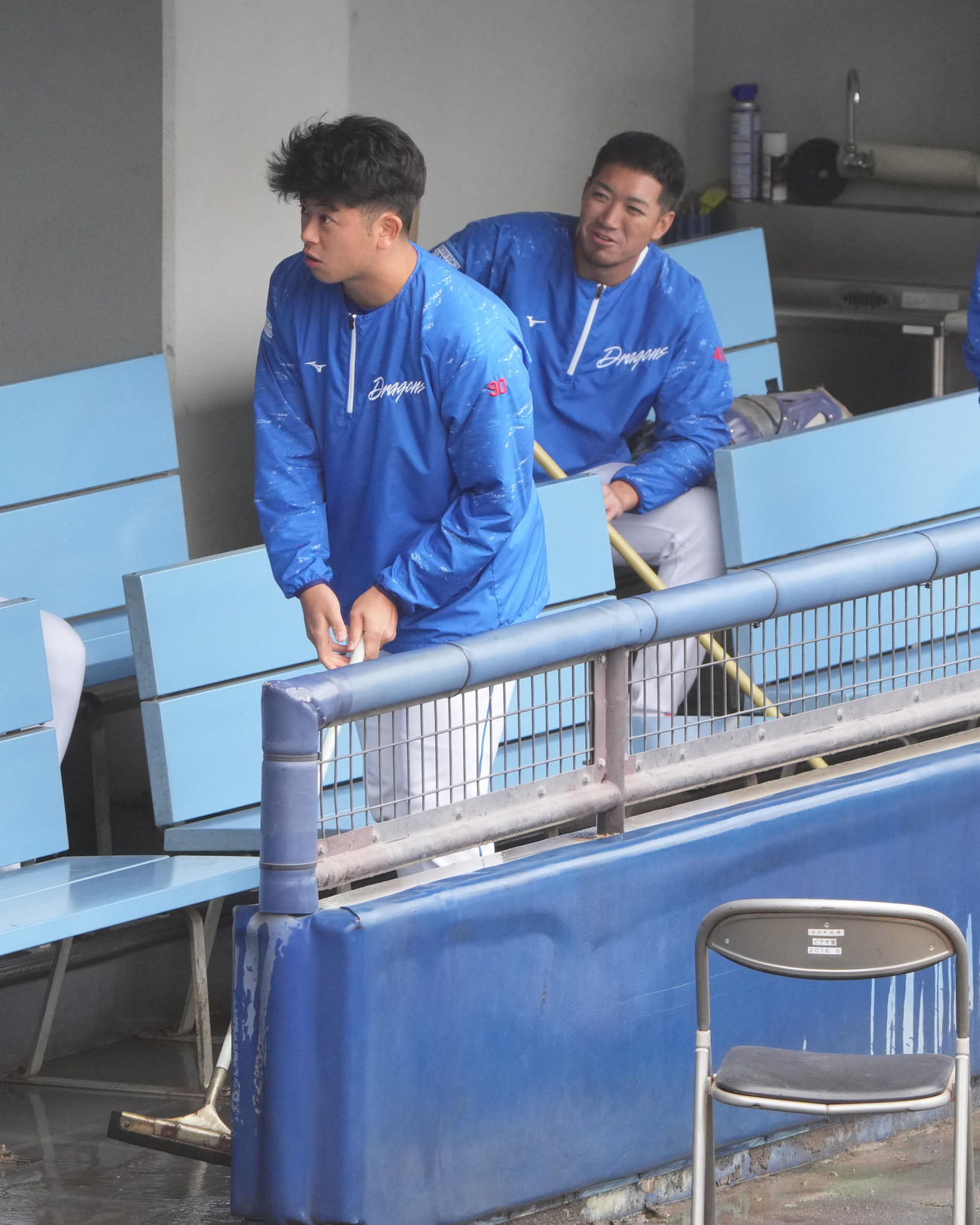 練習終了後、球場施設内の大掃除を行う（左から）松山、勝野（撮影・森本幸一）