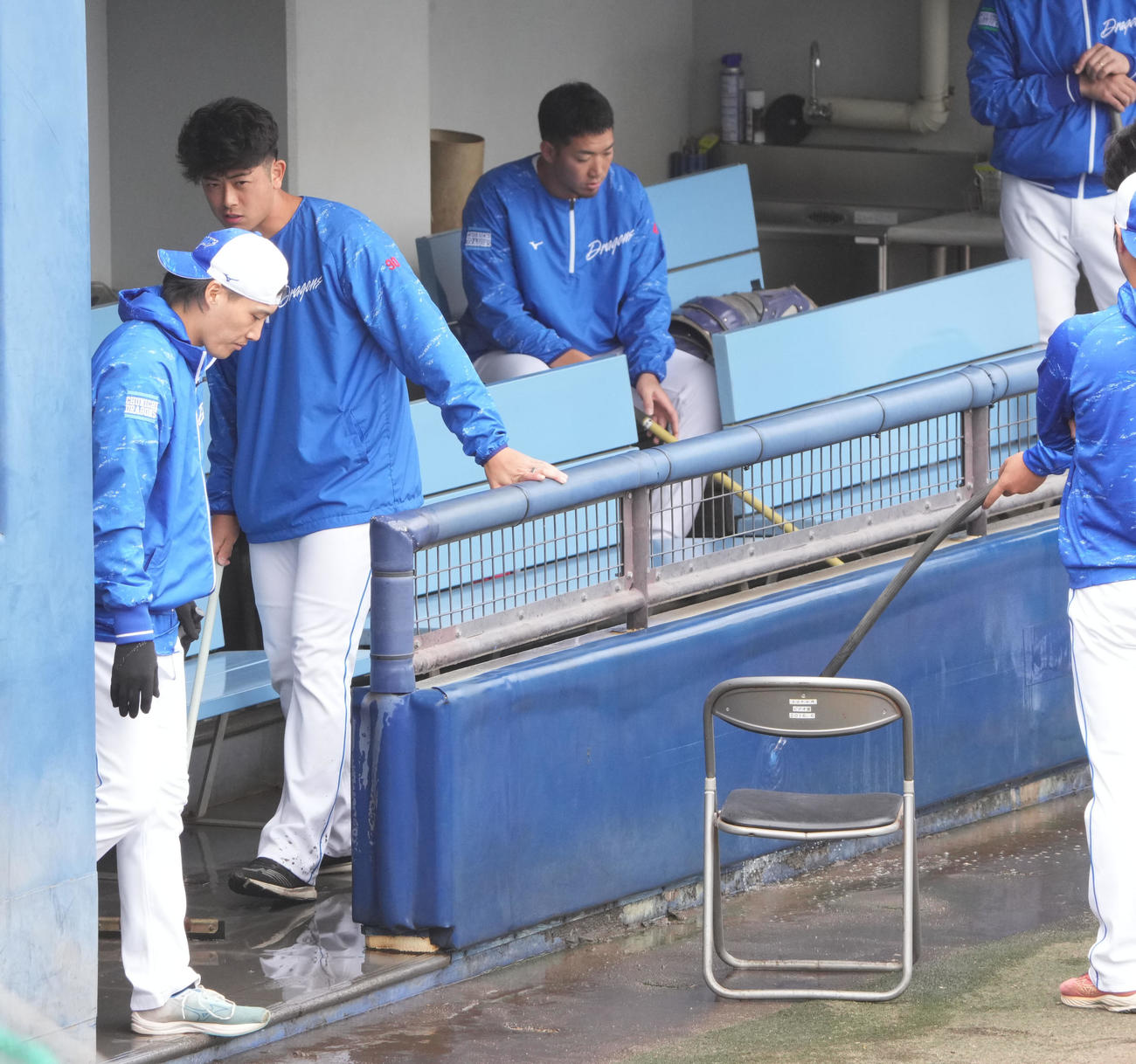 練習終了後、球場施設内の大掃除を行う（左から）斎藤、松山、勝野ら中日ナイン（撮影・森本幸一）