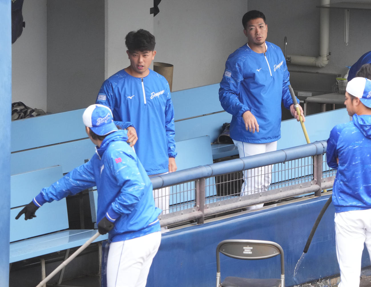 練習終了後、球場施設内の大掃除を行う（左から）斎藤、松山、勝野ら中日ナイン（撮影・森本幸一）