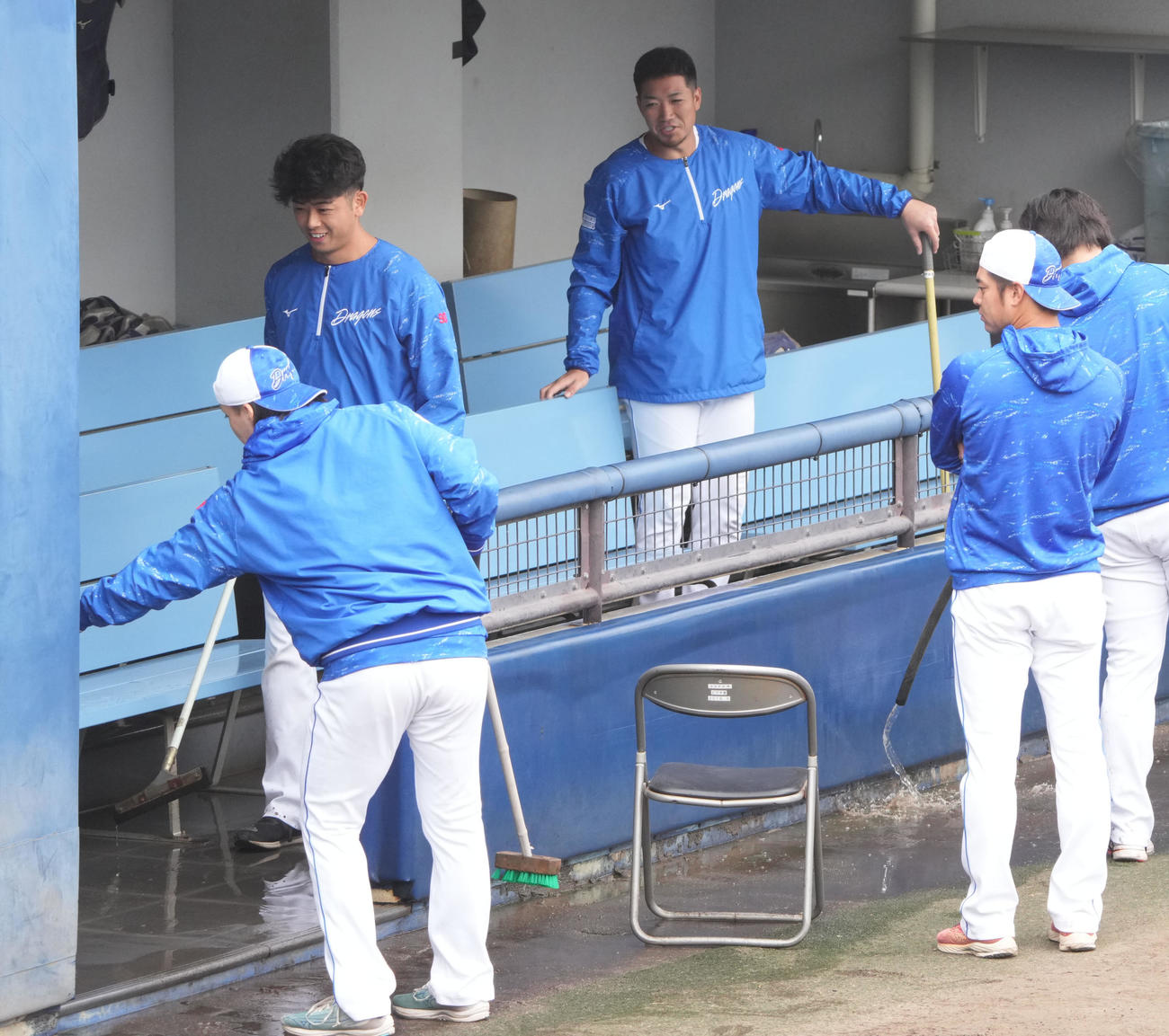 練習終了後、球場施設内の大掃除を行う（左から）斎藤、松山、勝野ら中日ナイン（撮影・森本幸一）