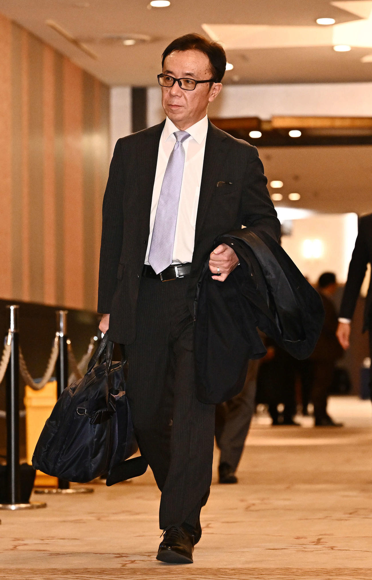 オーナー会議を終え会場を後にするソフトバンク大脇満朗オーナー臨時代理人（撮影・滝沢徹郎）