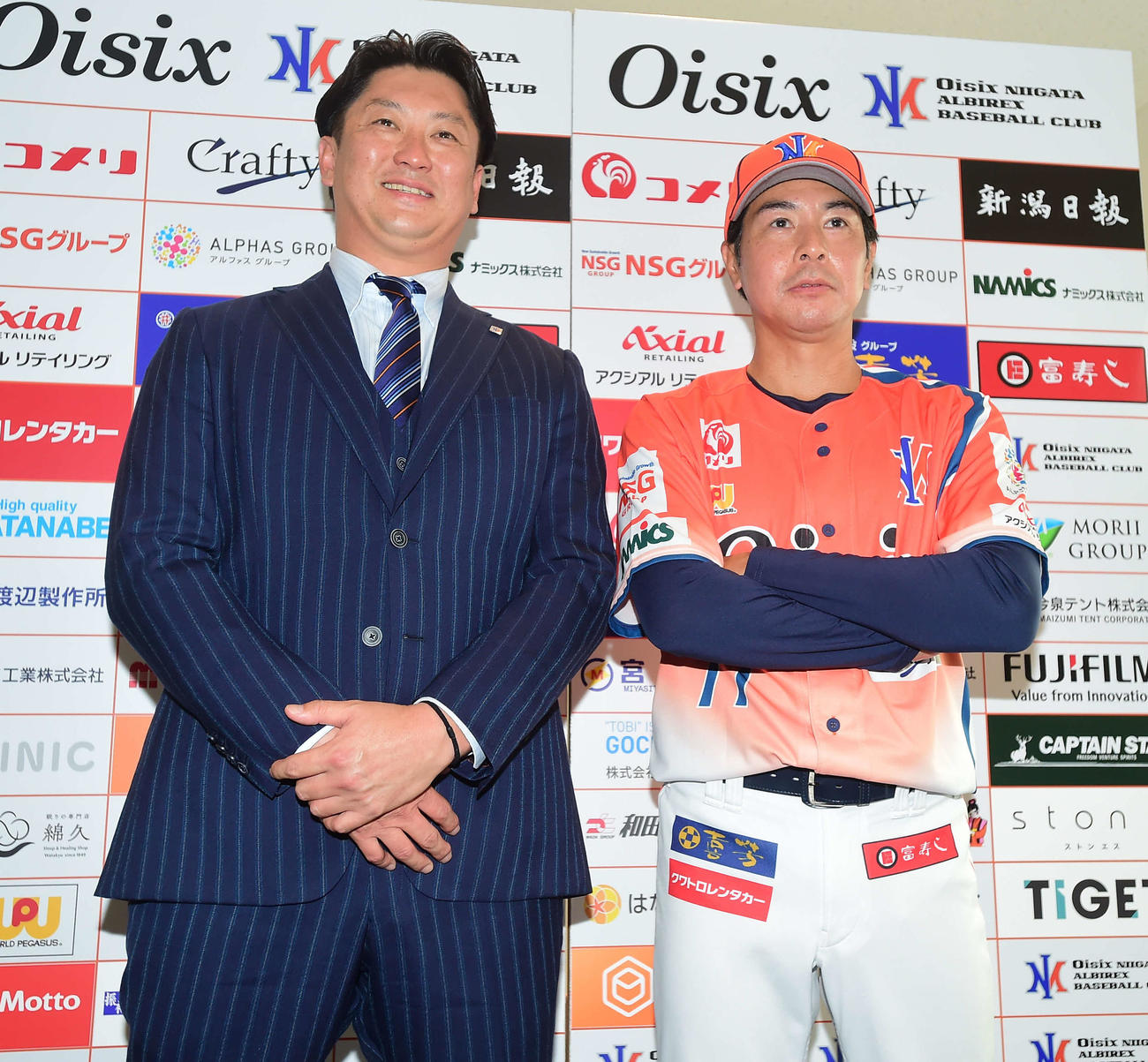 就任会見で写真に納まるオイシックス武田新監督（右）と野間口チームディレクター